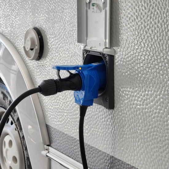 2K-Fantom-220V-Cikisli-1-5mt-3x2-5mm-IP44-Karavan-Enerji-Besleme-Kablosu-resim4-82670.jpg