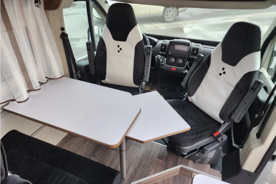 BRAVIA Mobil Swan 599 E30 Motokaravan 2023 resmi