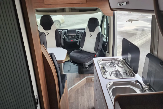 BRAVIA Mobil Swan 599 E30 Motokaravan 2023 resmi